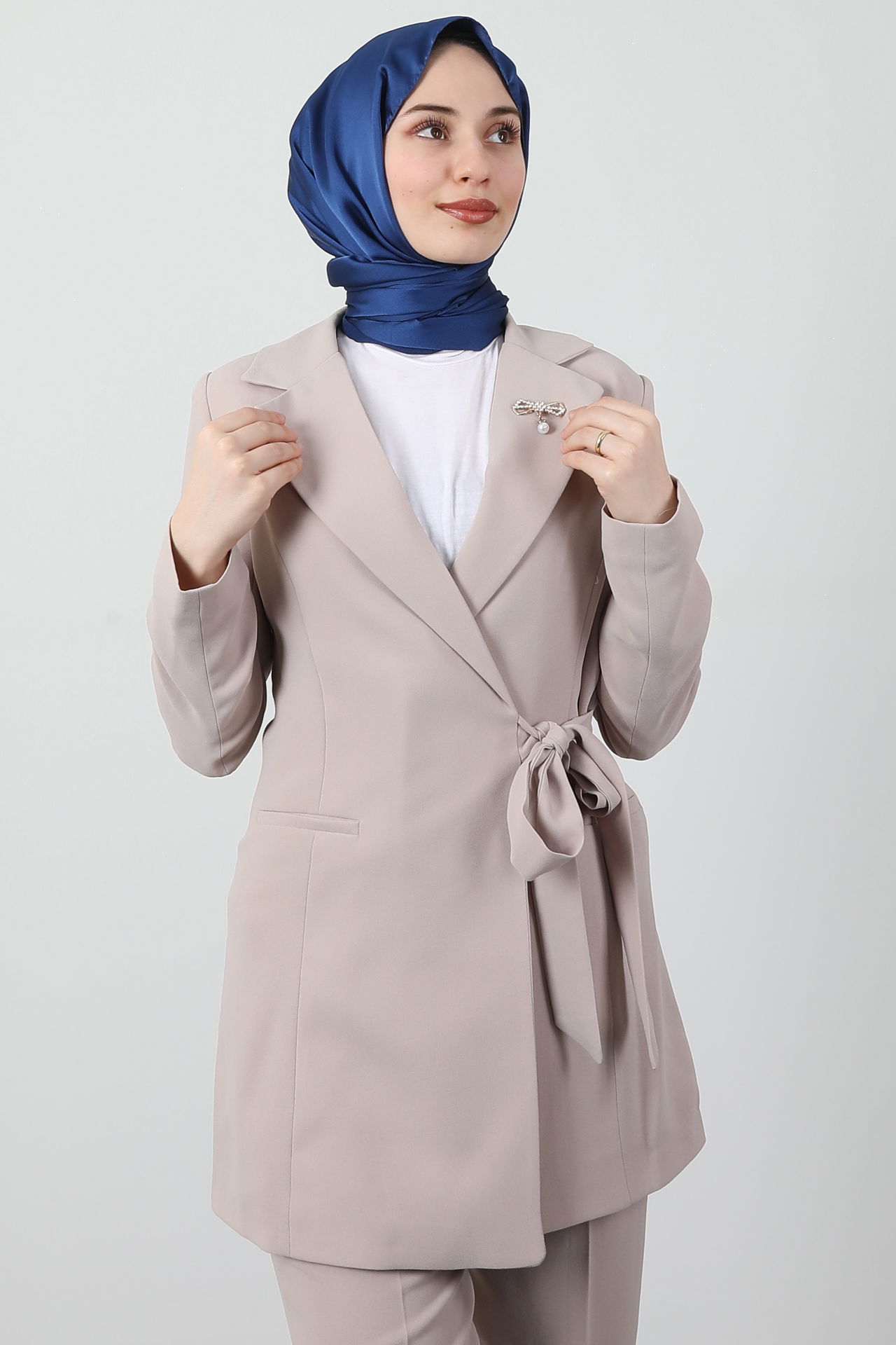 Taşlı Broşürlü Takım Bej - 5